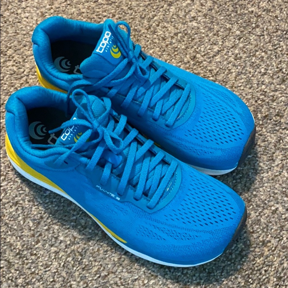 Topo athletic fli lyte 3 running shoes.